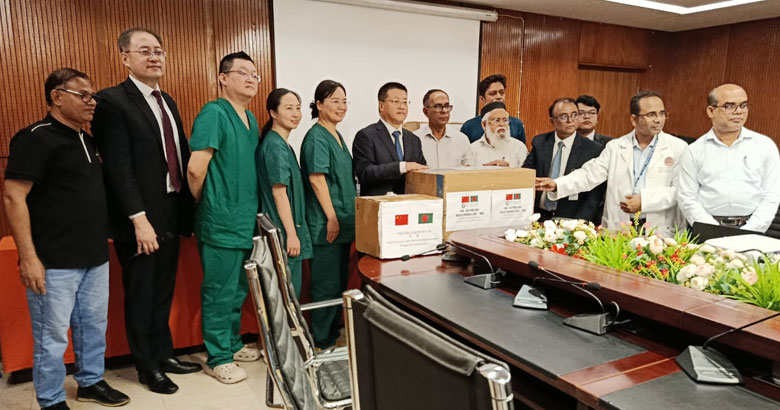 বিমান দুর্ঘটনা:আহতদের দেখতে বার্ন ইনস্টিটিউটে চীনা রাষ্ট্রদূত, ওষুধ হস্তান্তর