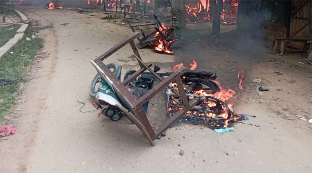 খাগড়াছড়িতে সংঘাতের সময় অগ্নিসংযোগ করা হয়। ছবি: সংগৃহীত